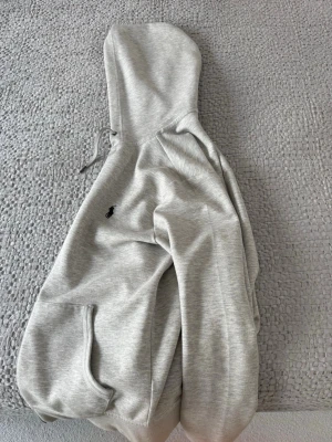 Polo zipp hoddie grå - Säljer en polo Ralph lauren zipp hoddie i färg grå. Väldigt bra skick och är inte andvänd så mycket. Inga fläckar och inget som är trasigt.