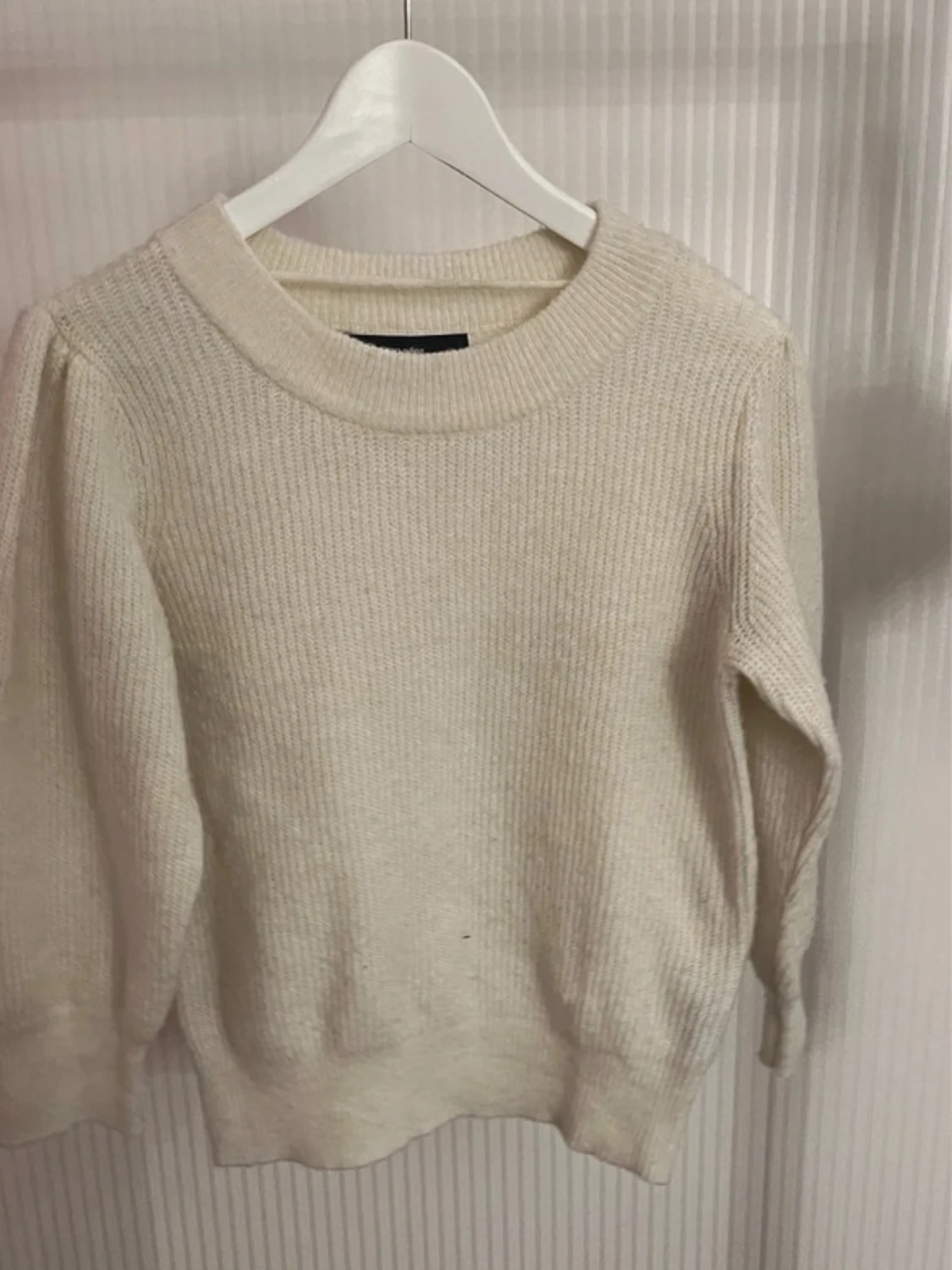 Vit stickad tröja med ballongärm - 1