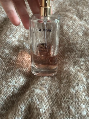 La Rive Her Choice EdP 40ml kvar - La Rive Her Choice Eau de Parfum för kvinnor, 40ml. Tillverkad i Polen. En stilren doft som passar dig som vill sticka ut och känna dig fräsch hela dagen.