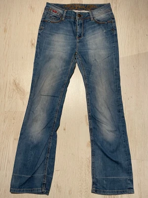 Soccx Woman raka jeans  - Säljer ett par blå bootcut jeans från Soccx Woman kontrastsömmar. Broderade detaljer på bakfickorna. Se mått på bild 2&3. Skriv för fler frågor. 