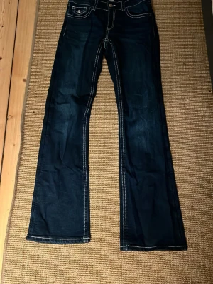 Mörkblå bootcut jeans med kontrastsömmar - Säljer ett par mörkblå jeans från Ginatricot 14+ 170. Har använt 2 gånger.