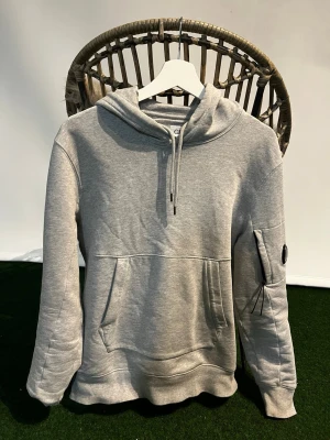 Cp.Company hoodie - Hej! Säljer min cp company hoodie som är använd i ett drygt år. Den är i mycket fint skick och inga tecken på slit. Nypris runt 3000. Hör av dig vid frågor😊