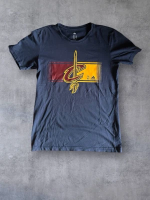 Adidas Cleveland T-shirt - Adidas Cleveland T-shirt i fint skick. Storlek: S men passar även M.