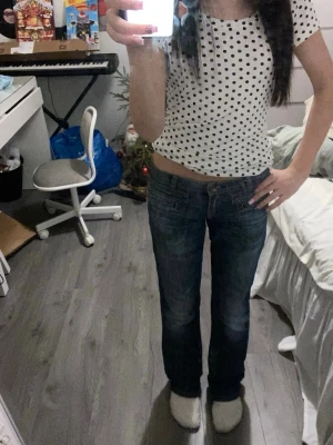 Mörkblå bootcut jeans med låg midja - Säljer ett par mörkblå jeans med bootcut och låg midja. jeansen är vintage och går inte att få tag på. dem är i storleken xxs