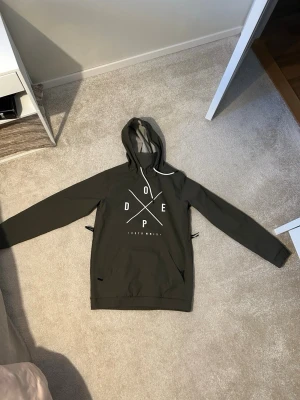 Dope Yeti jacka - Perfekt skidjacka från dope i färgen olivegreen. Använt 3 gånger och säljer då jag köpt en ny. Den är precis som ny och i otroligt skick. Storlek M och sitter bra i storlek