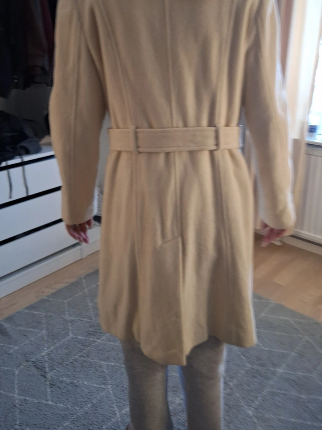 Beige trenchcoat med bälte och knappar - 1