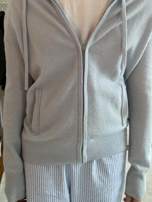 Soft goat zip tröja  - Säljer min super fina soft goat tröja i kashmir och det är den ljusblåa färgen som är helt slutsåld. Tröjan har tagits väl hand om men är ändå lite nopprig och den har en fläck på ärmen men som inte syns eftersom att den är underst. Den är jätte mjuk och mysig. Köpt för 2 695