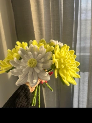 Handgjorda blommor - En härlig bukett i gult och vitt, handgjorda. 