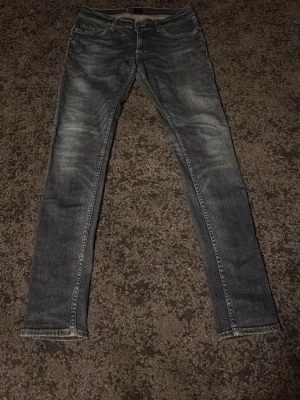 Mörkblå skinny jeans Tiger of sweden  29/32 - Snygga mörkblå skinny jeans från Tiger of sweden  i modellen Candy. . Jeansen har normal midja och är tillverkade i ett mjukt jeansmaterial som sitter tight hela vägen ner.