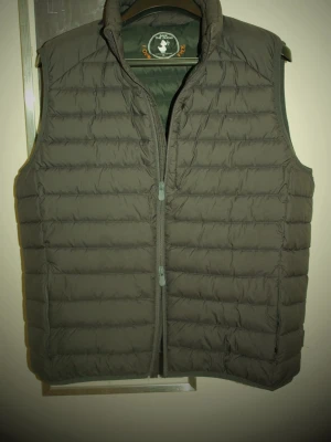 Save the duck väst grå regular fit - • Storlek: XL • Skick: mycket fint, inga defekter • Material: Bomull • Nypris: 1800kr  Hör av dig om du har frågor om plagget eller annat!  Kan skickas direkt 💌 Kika gärna på mina andra annonser – samfrakt går bra!