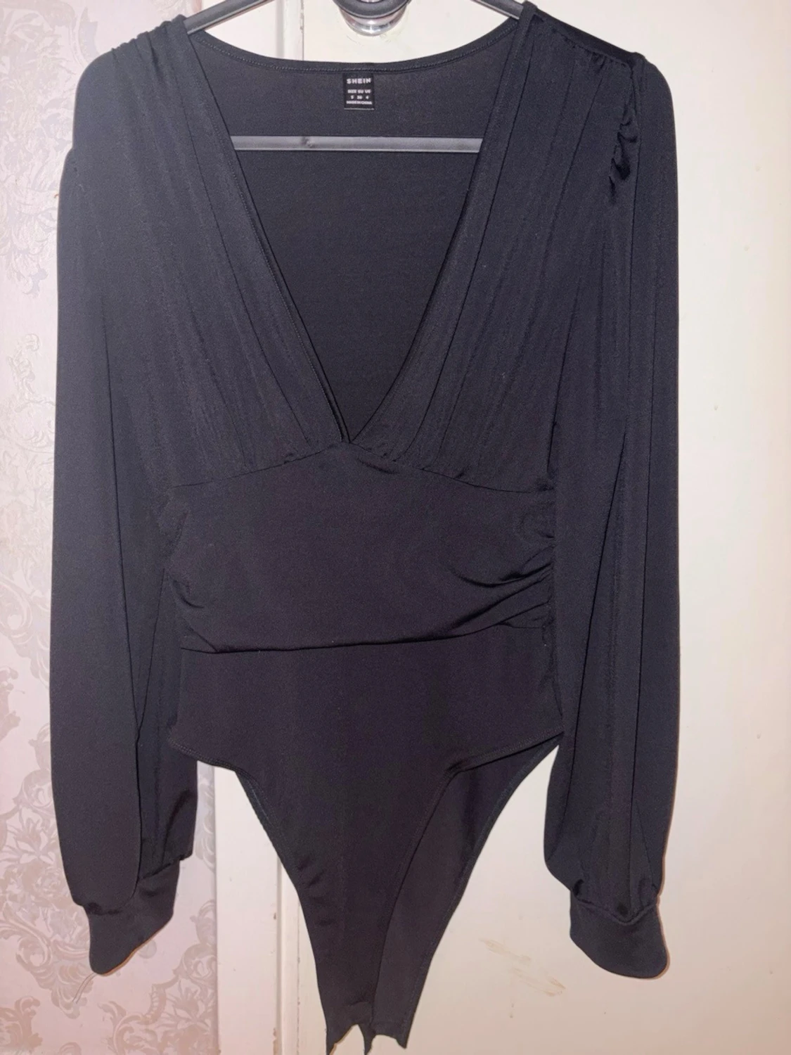 Svart omlott body från Shein