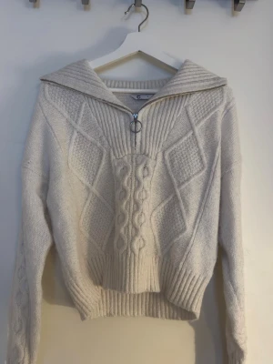 Stickad tröja Cubus - Vit stickad tröja från Cubus i storlek S💕