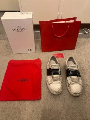 Snygga Valentina skor - Allting följer med till och med kvittot. Dem har ett jätte jätte litet hål under men det syns inte och det är typ 3 millimeter stort