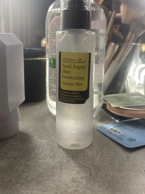 Körmesic Snail Repair Serum 120ml - Snail Repair Skin Penetrating Serum 96% från Körmesic. Kommer i en genomskinlig plastflaska med svart pump och gul etikett. Innehåller 120 ml och är berikad med snigelsekret, centella asiatica och glycerin för att boosta elasticitet och lyster.