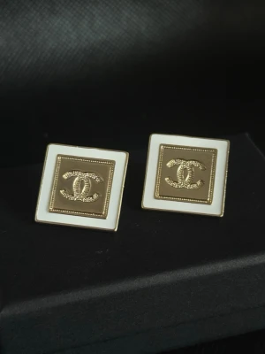 Örhängen - Helt nya guldfärgade örhängen.