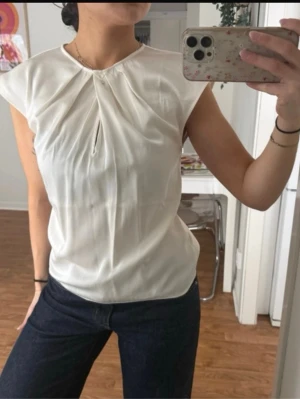 Vit satinblus - Vit ny satinblus från hm, strl xs