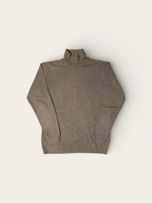 Beige polotröja från John Henric XL - Säljer en beige polotröja från John Henric i storlek XL. Tröjan har ribbad krage, ärmslut och nederkant, samt långärmad design. Materialet är mjukt och stickat, perfekt för kyliga dagar. Enkel och stilren look som funkar till många outfits.