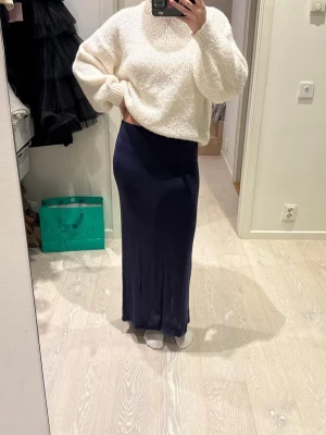 Marinblå långkjol - Säljer en marinblå maxikjol från Nelly. Den är stretchig och jätteskön!! Använd ett fåtal gånger så är i väldigt bra skick💙 Storlek S men passar även M