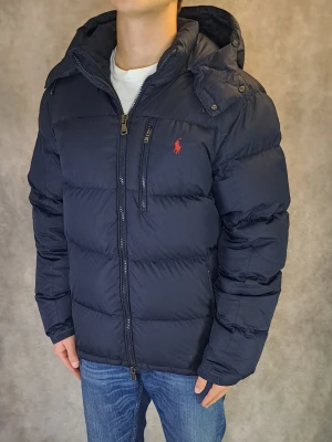 Ralph Lauren Dunjacka - Stl L - 🗻 Riktigt snygg Och Populär Ralph Lauren Dunjacka I Färgen Marinblå! 🗻 Mycket bra skick: 8,7/10, en liten lagning på framsidan vid kedjan som är täckt med en laglapp, så syns inte väll. Och längst ner där bak på jackan har de kommit jack, går säkert bort I en tvätt, annars är jackan som ny! | Stl L, Rekommenderar att vara mellan 180-192cm lång! Och självklart äkta! 🤝🙌