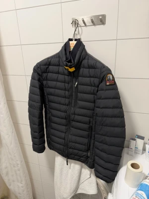 Parajumpers jacka - Säljer en Parajumpers lättviktsdunjacka i nyskick. Köpt ny, sparsamt använd.  • Storlek: XS • Kvitto finns • Galge medföljer • Original • Inga skador, fläckar eller slitage • Färg: svart  Perfekt jacka för vår/höst eller som mellanlager. Pris kan diskuteras 