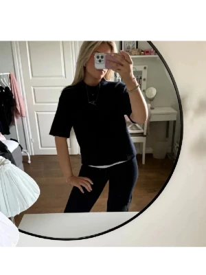 Stickad tröja från Gina Tricot🩷 - Säljer en mörkblå stickad tröja från Gina Tricot med rund halsringning och kortare ärmar. Tröjan har en enkel och stilren design, perfekt att matcha med jeans eller kjol. Supermjuk och skön att bära🩷
