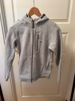 Sail Racing Bowman Zip Hoodie - Grå zip-hoodie från Sail Racing i bomull- och polyesterblandning. Bra skick. Nypris: 1000kr. 