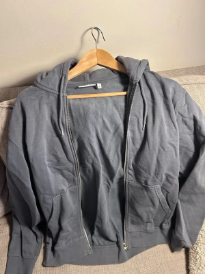 Weekday hoodie  - Weekday Hoodie som är mycket sparsamt använd. Säljs till en billig summa 