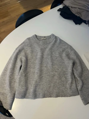 Grå stickad tröja från Gina Tricot - Grå stickad tröja från Gina! Lite oversized i storleken😁