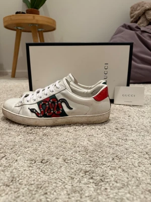 Gucci Ace - Säljer nu dessa Gucci Ace skor i storlek UK 9, vilket motsvarar storlek 43. Skorna är i bra skick utan större defekter, och köpta från Fashionstore. Nypris=9000kr, Mitt pris=1799kr. Box tillkommer. Hör av er vid funderingar! 