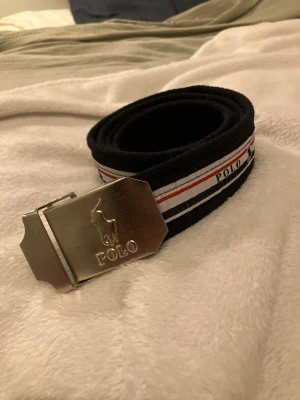 Polo bälte - En riktigt fet, polo bälte. Skönt material och i bra-mycket bra skick. Använt väldigt försiktigt med och den passar till massor av olika kläder, pris går att diskutera vid snabb affär!