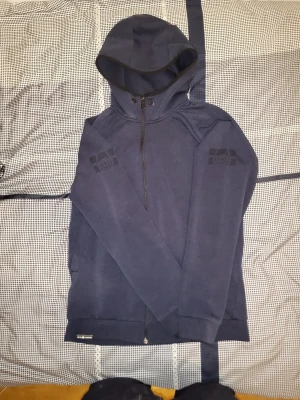 Hoodie från Sail Racing  - Gott skick. Storlek m