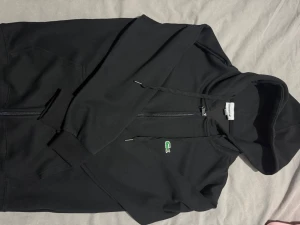 Lacoste Hoodie (svart) - Helt ny och endast testad! 🤙🏽😊