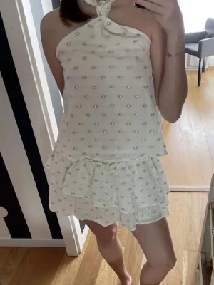 Zara set kjol och topp - Säljer mitt älskade Zara set bestående av kjol och topp. Vitt med guldiga prickar. Toppen är i M och kjolen i S, båda passar mig utmärkt som i vanliga fall har S i kläder. Superfint set till sommaren och festerna.