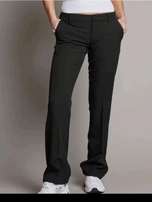 Kostymbyxor  - Svarta kostymbyxor med låg midja från bikbok i storlek 34/xs, jättefina men kommer inte till användning 