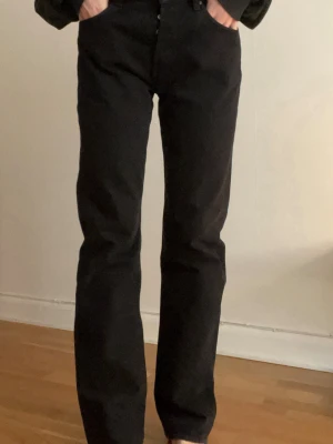 Svarta Levi's 501 jeans  - Svarta Levi's 501 jeans med klassisk rak passform, storlek W30 L32! Jag är storlek S/M och sitter perfekt på mig. 