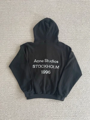 Acne Studios Hoodie  - Säljer en riktigt fet Acne Studios Hoodie. Storleken är M och färgen är svart. Fick den i jul men var för stor så säljer den nu. Skriv gärna vid minsta fundering eller om ni vill ha fler mått. 