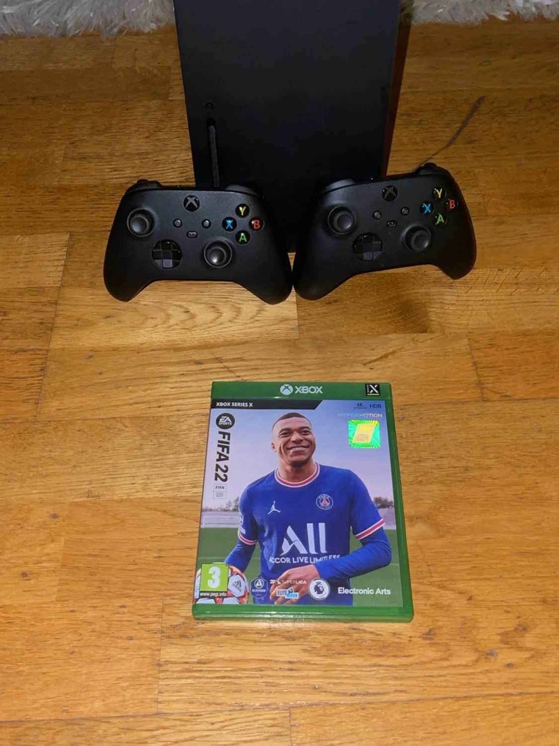 Xbox Series X + 2 handkontroller + FIFA 22