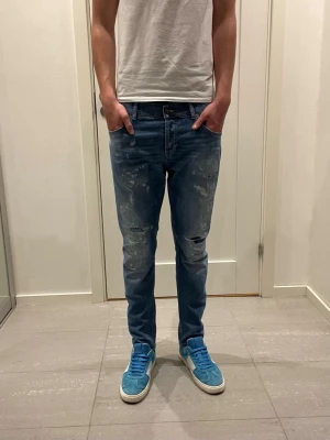 Dondup Jeans - Säljer nu dessa Dondup Jeans med snygga slitningar i populär design i storlek 35 men som passar 34, skriv för fler bilder/frågor🙌🏼