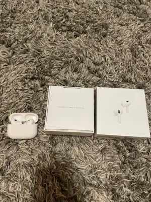 AirPods Pro - Apple AirPods Pro med originalförpackning och extra öronkuddar. Hörlurarna är trådlösa och har brusreducering vilket är toppen för musik och samtal. Allt fungerar bra, liten skada på hörlurskuddarna men tyvärr så fungerar inte själva skalet så den får man på köpet om man känner för att fixa den eller något annat, men båda airpodsen fungerar väldigt bra annars! (Kan diskutera pris och helst hämtning i Uppsala, kan mötas upp oxå)