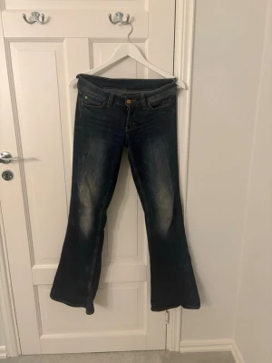 Weekday jeans💓 - Jätte fina men jag har tyvärr växt ur de. Midje mått:39 cm ben mått: 97 cm. Storlek:27/32. 