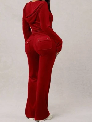 Röda juicy couture byxor - Snygga röda mjukisbyxor i mjukt material med breda ben och stora fickor bak. Byxorna har en relaxed passform och är perfekta för en chill och avslappnad stil. Matcha med hoodie för en komplett look. Skriv om ni vill has fler bilder!