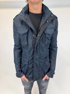 Woolrich Jacka  - Hej! Säljer nu denna väldigt snygga och eftertraktade Woolrich Fieldjacka!  Jackan är slutsåld överallt och går inte att få tag på… jackan är perfekt nu till hösten/vintern  Storlek L  Ny pris: 6000 kr Säljs för: 1399 kr 