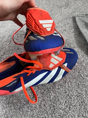 Adidas Predator elite - Säljer ett par Adidas Predator fotbollsskor i blått och orange med vita detaljer. Skicka om ni har några frågor 