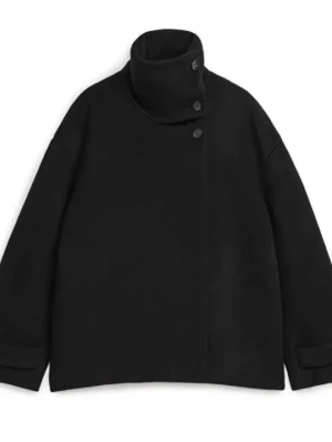 Arket svart ullkappa  - Populär  svart ullkappa från ARKET i strl 36 