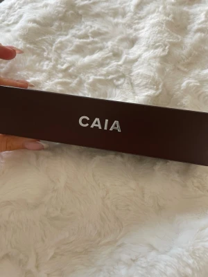 CAIA Liquid Bronzer Havana - Säljer en CAIA liquid bronzer i nyansen Havana. Perfekt för att ge ansiktet en solkysst look och fräsch glow. Lätt att blenda och passar de flesta hudtoner. Ger en naturlig bronzad finish. Säljer den då jag redan har en i en annan färg 