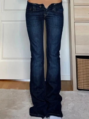 Lågmidjade bootcut jeans - Sjukt snygga Lågmidjade bootcut jeans med unika fickor och fin passform. Midjemåttet är 36cm tvärs över och innerbenslängden är 84cm. Priset kan diskuteras ☺️
