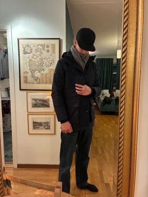 J.Lindeberg vinterjacka  - Snygg o varm wintercoat från J.Lindeberg i mörkblå färg  i fint skick till salu   Passar mellan S-M i storlek   Sparsamt använd under förra vintersäsongen men inget fel på den förutom en knapp i jackan som inte finns kvar (inget som stör eller så)   Nypris 3500-4500