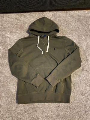 Polo Ralph Lauren Hoodie Olivgrön - Riktigt skön och varm hoodie från Ralph Lauren, sparsamt använd.
