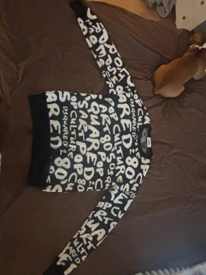 Svartvit stickad tröja Dsquared2 S - Säljer en svart stickad tröja från Dsquared2 i storlek S. Dsquared2 Pop 80's Crew Neck Knitted Sweater