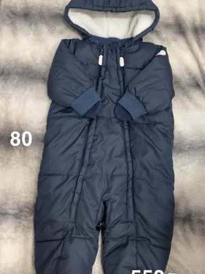 Vinteroverall - Fint använt skick. Noppor på muddar. Lite slitna hällor. Storlek 80 